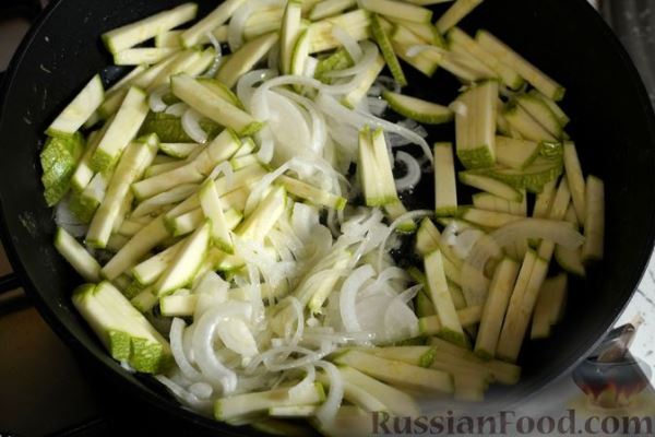 Салат с кабачками, фасолью и маринованными огурцами