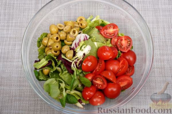 Салат с креветками, помидорами и оливками