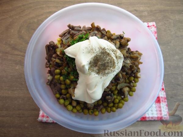 Салат с сердечками, огурцами, грибами и горошком