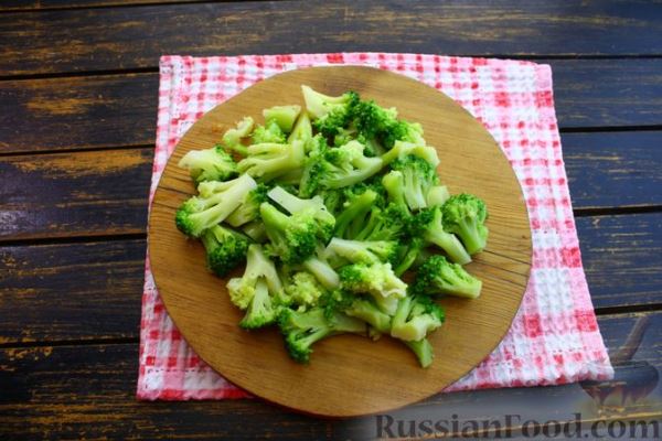 Салат из брокколи с огурцами, яйцами и сырно-ореховой заправкой