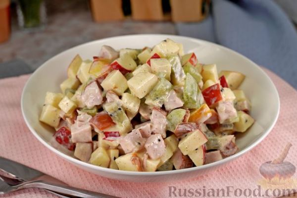 Салат с копчёной курицей, киви, яблоком и курагой