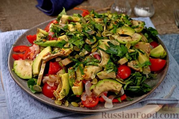 Салат с овощами, авокадо и шпинатом