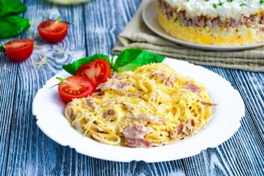 Паста карбонара с беконом и сливками классическая