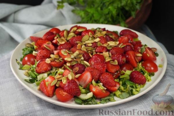 Салат с клубникой, помидорами, сельдереем и базиликом