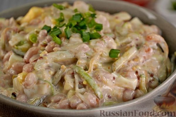 Салат с кабачками, фасолью и маринованными огурцами