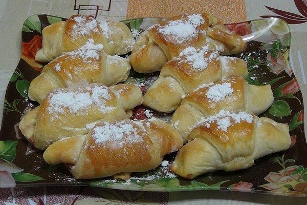 Рогалики на сметане с начинкой из изюма