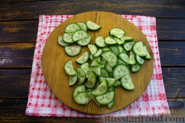 Салат из брокколи с огурцами, яйцами и сырно-ореховой заправкой