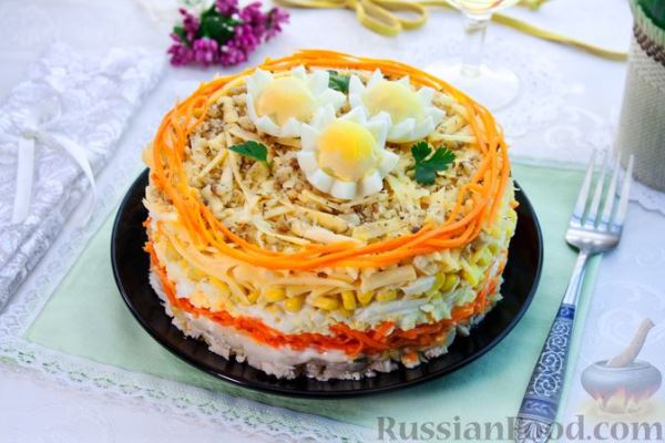 Слоёный салат с курицей, кукурузой, морковью по-корейски и сыром