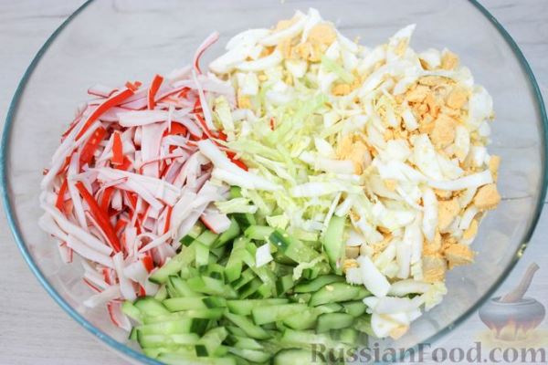 Салат с крабовыми палочками, пекинской капустой, огурцами и яйцами