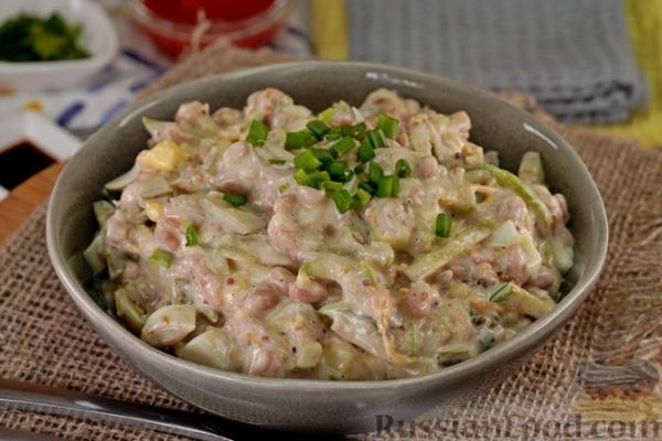 Салат с кабачками, фасолью и маринованными огурцами