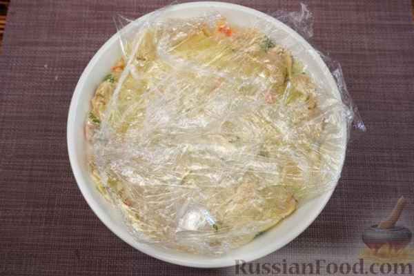 Салат-торт с курицей, овощами, грибами и ананасами