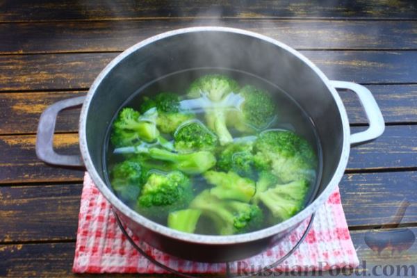 Салат из брокколи с огурцами, яйцами и сырно-ореховой заправкой