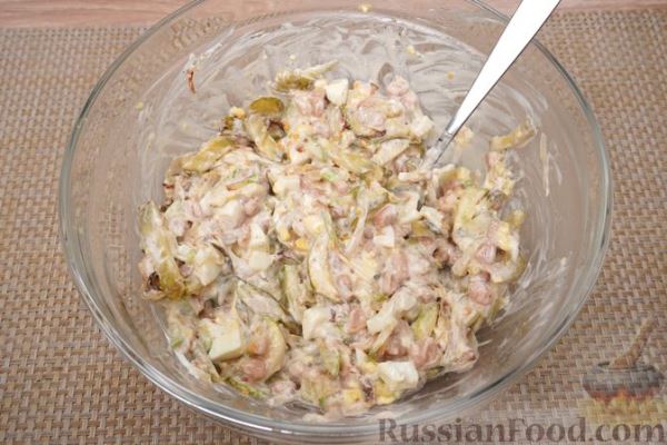 Салат с кабачками, фасолью и маринованными огурцами