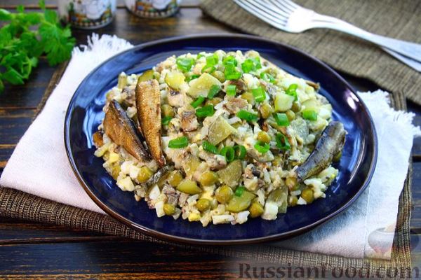 Салат со шпротами, рисом, маринованными огурцами и зелёным горошком