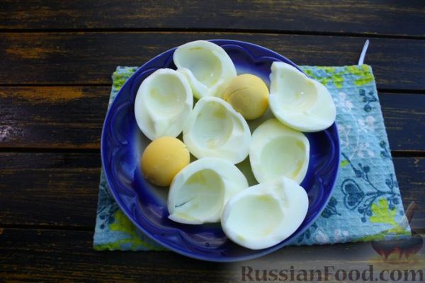 Салат "Ромашка" с ветчиной, картофелем, сыром и огурцами