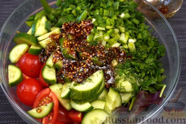 Салат со стручковой фасолью, овощами и семечками