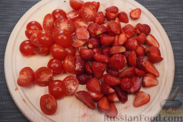 Салат с клубникой, помидорами, сельдереем и базиликом