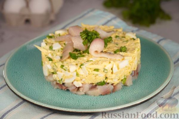 Салат-закуска с сельдью, сыром и яйцами