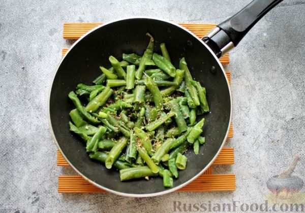 Салат с жареными шампиньонами, стручковой фасолью и перцем