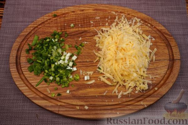 Салат-торт с курицей, овощами, грибами и ананасами