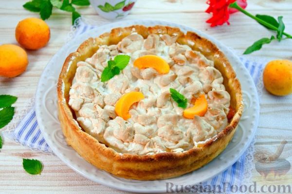 Песочный пирог с абрикосами и безе