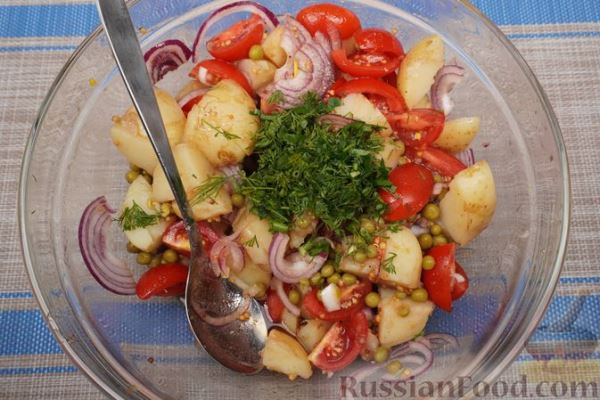 Салат с молодой картошкой, помидорами и горошком