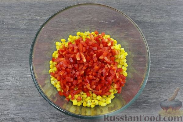 Салат с кукурузой, перцем, морковью и сыром