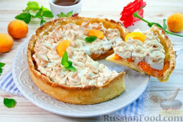 Песочный пирог с абрикосами и безе