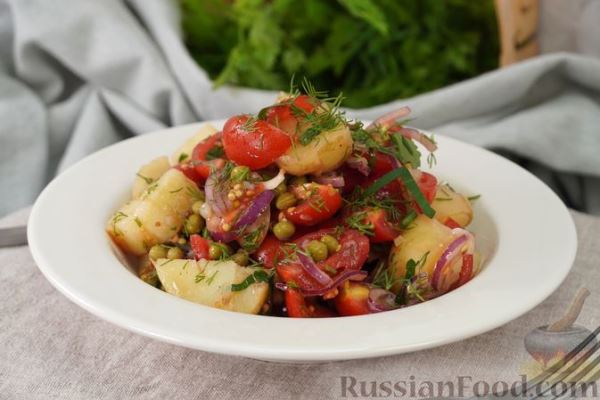 Салат с молодой картошкой, помидорами и горошком