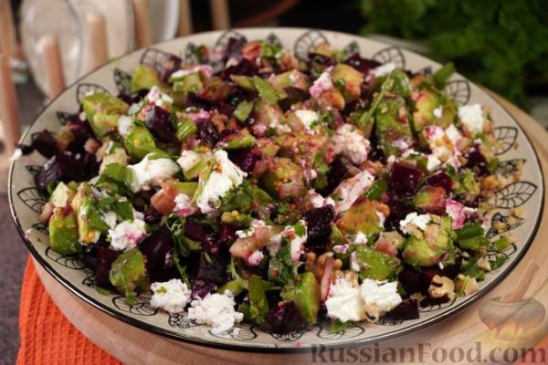 Салат из печёной свёклы, с авокадо, солёными огурцами и фетой