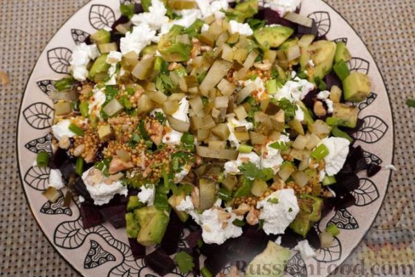 Салат из печёной свёклы, с авокадо, солёными огурцами и фетой