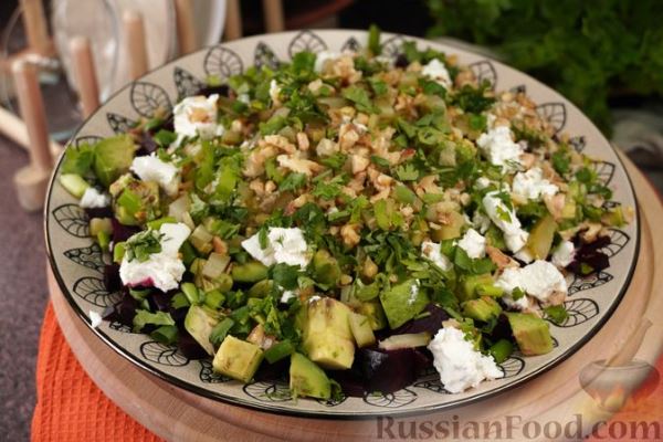 Салат из печёной свёклы, с авокадо, солёными огурцами и фетой