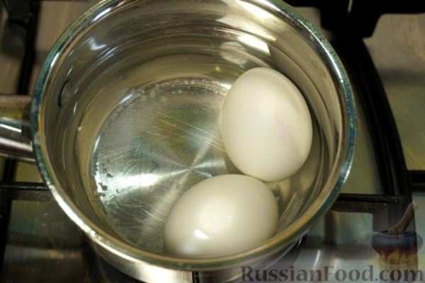 Салат с ветчиной, шампиньонами и кукурузой